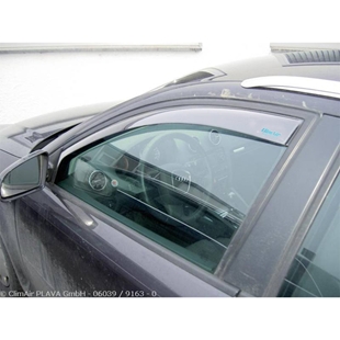 Climair vindafviser monteret på forrudens vindue i Audi A4 8e 4-dørs og stationcar model årgang 2000 og frem, sort tonet design.