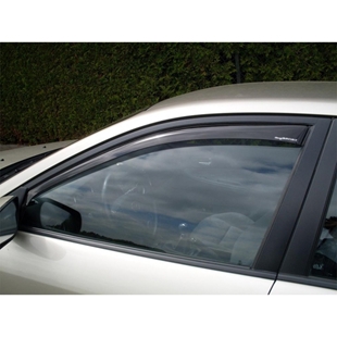 Climair vindafviser til Mazda 6 4/5-dørs model 2002-2005 monteret på bilens førersidevindue, sort transparent design.