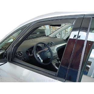 Climair vindafviser monteret på førersiden af en hvid Ford Galaxy 5-dørs model 2006, synlig fra bilens indvendige side med fokus