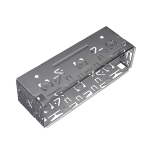 Indbygningsramme i metal til JVC bilstereo med ventilationshuller og monteringsåbninger, velegnet til installation i bilpaneler.