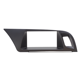 Monteringskit Alpine style til Audi A4 og A5 med sort finish designet til bilens dashboard.