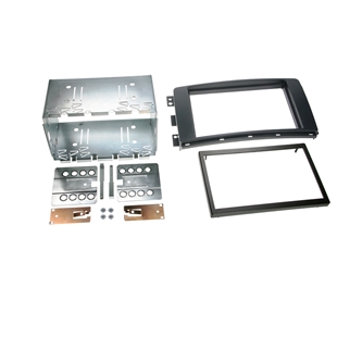 2-DIN kit til montering af bilradio i smart fortwo og forfour med metalramme og plastikrammer samt monteringsbeslag og skruer.