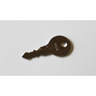 BUZZ KEY NR KH01 nøgle til ved træklås med rund top og hul til nøglering i metal på hvid baggrund