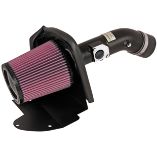 K&N filter 69-6027TTK koldluftsindtag med rød luftfilter og sort varmeafskærmning i metal til bilmotorforbedring.