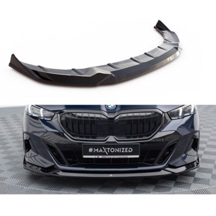 Maxton Front Splitter V.2 til BMW 5 / i5 M-Pack G60 monteret på fronten af en sort BMW, designet til forbedret aerodynamik og ag
